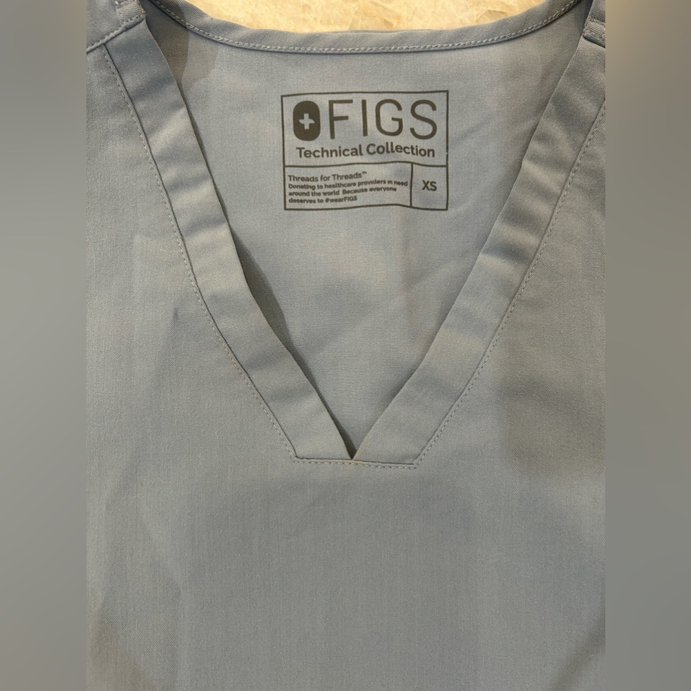 Figs sky blue two pocket top